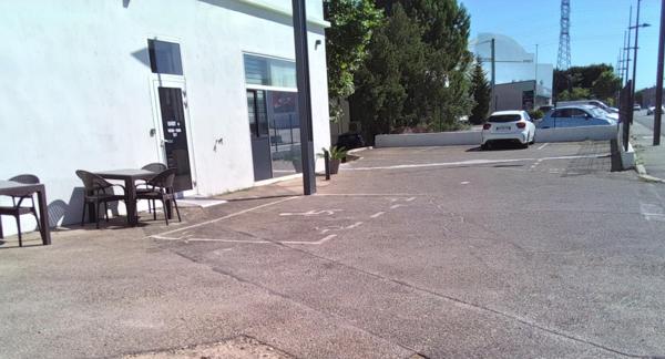 Restaurant entièrement rénové avec stationnement privatif