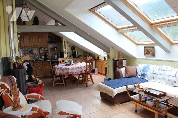 Lumineuse appartement meublé au 2ème étage d'une petite copropriété avec  place de parking et garage