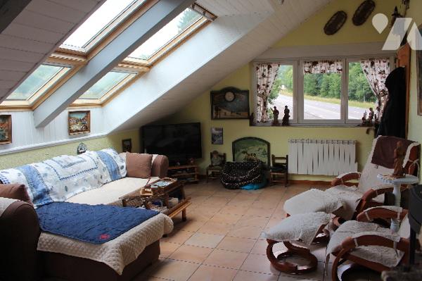 Lumineuse appartement meublé au 2ème étage d'une petite copropriété avec  place de parking et garage