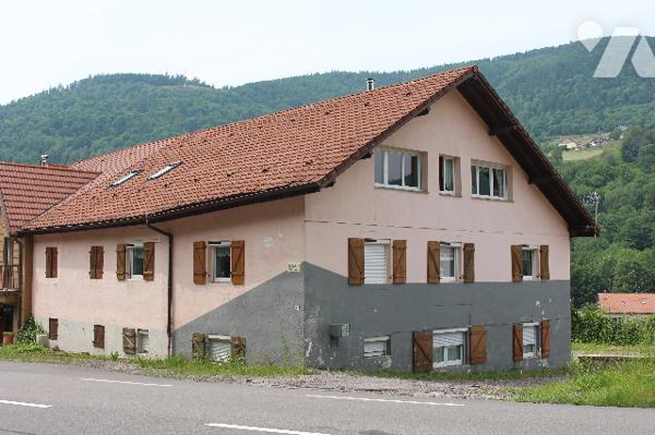 Lumineuse appartement meublé au 2ème étage d'une petite copropriété avec  place de parking et garage