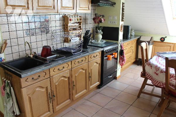 Lumineuse appartement meublé au 2ème étage d'une petite copropriété avec  place de parking et garage