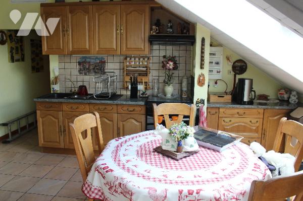 Lumineuse appartement meublé au 2ème étage d'une petite copropriété avec  place de parking et garage