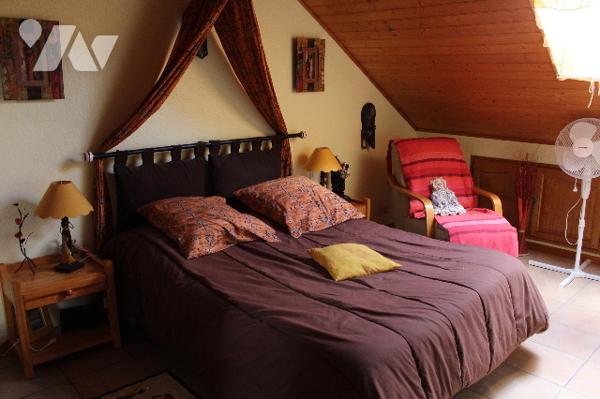 Lumineuse appartement meublé au 2ème étage d'une petite copropriété avec  place de parking et garage