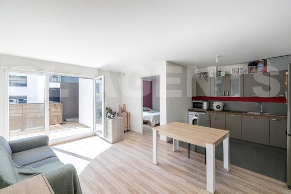 Très bel appartement T2 avec balcon plein sud vendu loué/meublé, proche centre et gare.