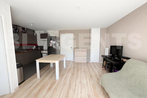 Très bel appartement T2 avec balcon plein sud vendu loué/meublé, proche centre et gare.