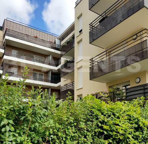 Très bel appartement T2 avec balcon plein sud vendu loué/meublé, proche centre et gare.
