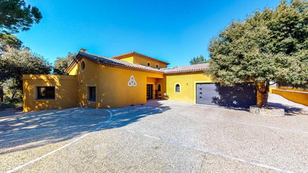 VILLA D'ARCHITECTE DE PRESTIGE Classée DPE Double A - ENVIRONNEMENT EXCEPTIONNEL - POSITION DOMINANTE