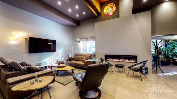 VILLA D'ARCHITECTE DE PRESTIGE Classée DPE Double A - ENVIRONNEMENT EXCEPTIONNEL - POSITION DOMINANTE