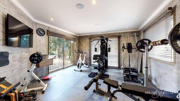 VILLA D'ARCHITECTE DE PRESTIGE Classée DPE Double A - ENVIRONNEMENT EXCEPTIONNEL - POSITION DOMINANTE