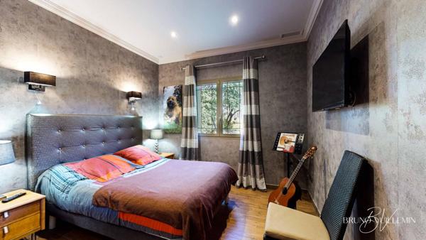 VILLA D'ARCHITECTE DE PRESTIGE Classée DPE Double A - ENVIRONNEMENT EXCEPTIONNEL - POSITION DOMINANTE