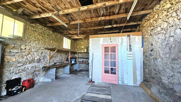 St Genix Les Villages - St Maurice - ancienne ferme - 139m² - 12 480m² de terrain