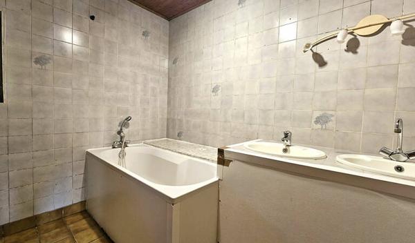 St Genix Les Villages - St Maurice - ancienne ferme - 139m² - 12 480m² de terrain
