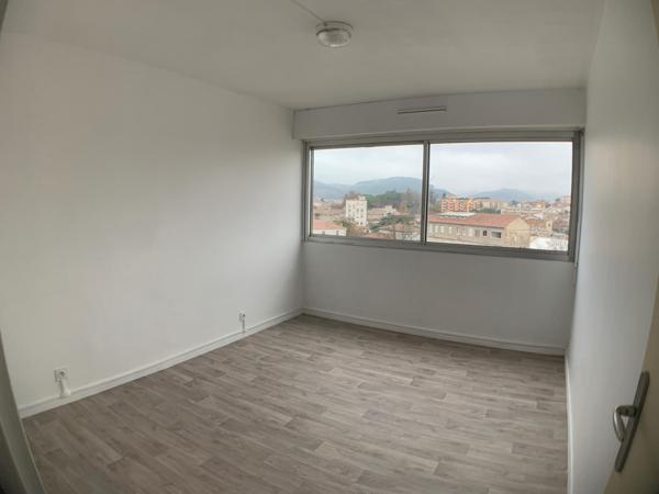 Grand appartement T3/4 centre Alès