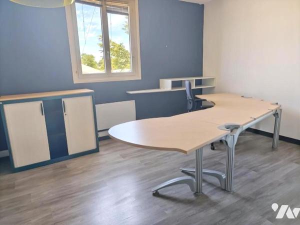 Ensemble immobilier à usage de bâtiment et d'entrepôt industriels et commerciaux