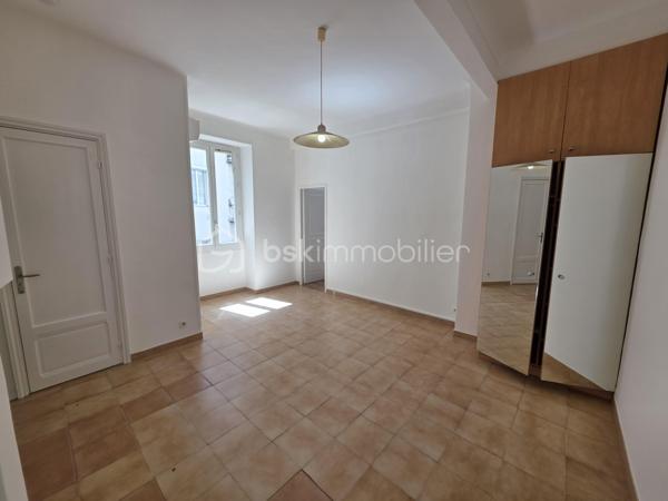 Vous recherchez un appartement au calme tout en restant à proximité immédiate de toutes les commodités ? Ce 2 pièces de 40,5 m² pourrait bien être votre prochain coup de cœur.

Situé en retrait de la rue, au sein d'une cour intérieure, ce bien offre un cadre de vie particulièrement paisible dans l'un des quartiers les plus pratiques de Nice.

L'appartement se compose d'un séjour confortable, d'une cuisine indépendante, ainsi que d'une grande chambre de plus de 14 m² offrant de belles possibilités d'aménagement. La climatisation et le double vitrage assurent un confort optimal tout au long de l'année.

Son emplacement constitue un véritable atout : gare de Riquier, tramway, commerces, écoles et centre-ville sont accessibles en quelques minutes à pied.

✅ Calme rare en centre-ville
✅ Grande chambre
✅ Climatisation
✅ Double vitrage
✅ Proximité immédiate des transports et commerces

À noter : le bien ne dispose ni de cave ni de stationnement.

Les photos 2, 5, 7 et 9 présentent des propositions d'aménagement virtuel permettant de mieux se projeter dans les espaces.

Une belle opportunité pour un premier achat, un pied-à-terre niçois ou un investissement locatif.