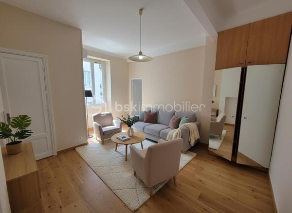 Vous recherchez un appartement au calme tout en restant à proximité immédiate de toutes les commodités ? Ce 2 pièces de 40,5 m² pourrait bien être votre prochain coup de cœur.

Situé en retrait de la rue, au sein d'une cour intérieure, ce bien offre un cadre de vie particulièrement paisible dans l'un des quartiers les plus pratiques de Nice.

L'appartement se compose d'un séjour confortable, d'une cuisine indépendante, ainsi que d'une grande chambre de plus de 14 m² offrant de belles possibilités d'aménagement. La climatisation et le double vitrage assurent un confort optimal tout au long de l'année.

Son emplacement constitue un véritable atout : gare de Riquier, tramway, commerces, écoles et centre-ville sont accessibles en quelques minutes à pied.

✅ Calme rare en centre-ville
✅ Grande chambre
✅ Climatisation
✅ Double vitrage
✅ Proximité immédiate des transports et commerces

À noter : le bien ne dispose ni de cave ni de stationnement.

Les photos 2, 5, 7 et 9 présentent des propositions d'aménagement virtuel permettant de mieux se projeter dans les espaces.

Une belle opportunité pour un premier achat, un pied-à-terre niçois ou un investissement locatif.