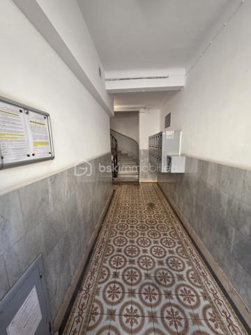 Vous recherchez un appartement au calme tout en restant à proximité immédiate de toutes les commodités ? Ce 2 pièces de 40,5 m² pourrait bien être votre prochain coup de cœur.

Situé en retrait de la rue, au sein d'une cour intérieure, ce bien offre un cadre de vie particulièrement paisible dans l'un des quartiers les plus pratiques de Nice.

L'appartement se compose d'un séjour confortable, d'une cuisine indépendante, ainsi que d'une grande chambre de plus de 14 m² offrant de belles possibilités d'aménagement. La climatisation et le double vitrage assurent un confort optimal tout au long de l'année.

Son emplacement constitue un véritable atout : gare de Riquier, tramway, commerces, écoles et centre-ville sont accessibles en quelques minutes à pied.

✅ Calme rare en centre-ville
✅ Grande chambre
✅ Climatisation
✅ Double vitrage
✅ Proximité immédiate des transports et commerces

À noter : le bien ne dispose ni de cave ni de stationnement.

Les photos 2, 5, 7 et 9 présentent des propositions d'aménagement virtuel permettant de mieux se projeter dans les espaces.

Une belle opportunité pour un premier achat, un pied-à-terre niçois ou un investissement locatif.