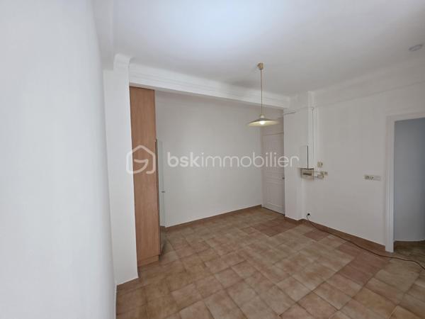 Vous recherchez un appartement au calme tout en restant à proximité immédiate de toutes les commodités ? Ce 2 pièces de 40,5 m² pourrait bien être votre prochain coup de cœur.

Situé en retrait de la rue, au sein d'une cour intérieure, ce bien offre un cadre de vie particulièrement paisible dans l'un des quartiers les plus pratiques de Nice.

L'appartement se compose d'un séjour confortable, d'une cuisine indépendante, ainsi que d'une grande chambre de plus de 14 m² offrant de belles possibilités d'aménagement. La climatisation et le double vitrage assurent un confort optimal tout au long de l'année.

Son emplacement constitue un véritable atout : gare de Riquier, tramway, commerces, écoles et centre-ville sont accessibles en quelques minutes à pied.

✅ Calme rare en centre-ville
✅ Grande chambre
✅ Climatisation
✅ Double vitrage
✅ Proximité immédiate des transports et commerces

À noter : le bien ne dispose ni de cave ni de stationnement.

Les photos 2, 5, 7 et 9 présentent des propositions d'aménagement virtuel permettant de mieux se projeter dans les espaces.

Une belle opportunité pour un premier achat, un pied-à-terre niçois ou un investissement locatif.
