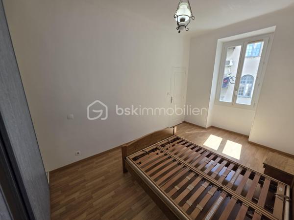 Vous recherchez un appartement au calme tout en restant à proximité immédiate de toutes les commodités ? Ce 2 pièces de 40,5 m² pourrait bien être votre prochain coup de cœur.

Situé en retrait de la rue, au sein d'une cour intérieure, ce bien offre un cadre de vie particulièrement paisible dans l'un des quartiers les plus pratiques de Nice.

L'appartement se compose d'un séjour confortable, d'une cuisine indépendante, ainsi que d'une grande chambre de plus de 14 m² offrant de belles possibilités d'aménagement. La climatisation et le double vitrage assurent un confort optimal tout au long de l'année.

Son emplacement constitue un véritable atout : gare de Riquier, tramway, commerces, écoles et centre-ville sont accessibles en quelques minutes à pied.

✅ Calme rare en centre-ville
✅ Grande chambre
✅ Climatisation
✅ Double vitrage
✅ Proximité immédiate des transports et commerces

À noter : le bien ne dispose ni de cave ni de stationnement.

Les photos 2, 5, 7 et 9 présentent des propositions d'aménagement virtuel permettant de mieux se projeter dans les espaces.

Une belle opportunité pour un premier achat, un pied-à-terre niçois ou un investissement locatif.