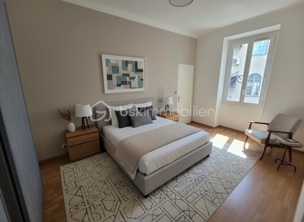 Vous recherchez un appartement au calme tout en restant à proximité immédiate de toutes les commodités ? Ce 2 pièces de 40,5 m² pourrait bien être votre prochain coup de cœur.

Situé en retrait de la rue, au sein d'une cour intérieure, ce bien offre un cadre de vie particulièrement paisible dans l'un des quartiers les plus pratiques de Nice.

L'appartement se compose d'un séjour confortable, d'une cuisine indépendante, ainsi que d'une grande chambre de plus de 14 m² offrant de belles possibilités d'aménagement. La climatisation et le double vitrage assurent un confort optimal tout au long de l'année.

Son emplacement constitue un véritable atout : gare de Riquier, tramway, commerces, écoles et centre-ville sont accessibles en quelques minutes à pied.

✅ Calme rare en centre-ville
✅ Grande chambre
✅ Climatisation
✅ Double vitrage
✅ Proximité immédiate des transports et commerces

À noter : le bien ne dispose ni de cave ni de stationnement.

Les photos 2, 5, 7 et 9 présentent des propositions d'aménagement virtuel permettant de mieux se projeter dans les espaces.

Une belle opportunité pour un premier achat, un pied-à-terre niçois ou un investissement locatif.