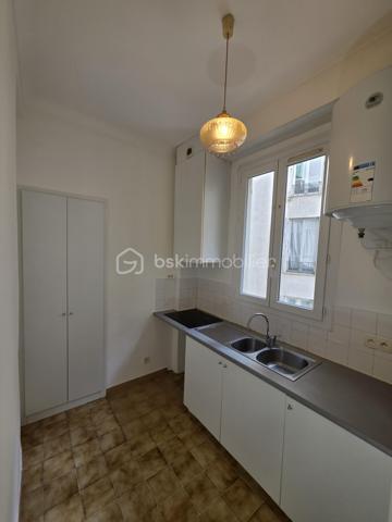 Vous recherchez un appartement au calme tout en restant à proximité immédiate de toutes les commodités ? Ce 2 pièces de 40,5 m² pourrait bien être votre prochain coup de cœur.

Situé en retrait de la rue, au sein d'une cour intérieure, ce bien offre un cadre de vie particulièrement paisible dans l'un des quartiers les plus pratiques de Nice.

L'appartement se compose d'un séjour confortable, d'une cuisine indépendante, ainsi que d'une grande chambre de plus de 14 m² offrant de belles possibilités d'aménagement. La climatisation et le double vitrage assurent un confort optimal tout au long de l'année.

Son emplacement constitue un véritable atout : gare de Riquier, tramway, commerces, écoles et centre-ville sont accessibles en quelques minutes à pied.

✅ Calme rare en centre-ville
✅ Grande chambre
✅ Climatisation
✅ Double vitrage
✅ Proximité immédiate des transports et commerces

À noter : le bien ne dispose ni de cave ni de stationnement.

Les photos 2, 5, 7 et 9 présentent des propositions d'aménagement virtuel permettant de mieux se projeter dans les espaces.

Une belle opportunité pour un premier achat, un pied-à-terre niçois ou un investissement locatif.