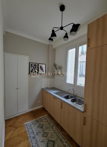 Vous recherchez un appartement au calme tout en restant à proximité immédiate de toutes les commodités ? Ce 2 pièces de 40,5 m² pourrait bien être votre prochain coup de cœur.

Situé en retrait de la rue, au sein d'une cour intérieure, ce bien offre un cadre de vie particulièrement paisible dans l'un des quartiers les plus pratiques de Nice.

L'appartement se compose d'un séjour confortable, d'une cuisine indépendante, ainsi que d'une grande chambre de plus de 14 m² offrant de belles possibilités d'aménagement. La climatisation et le double vitrage assurent un confort optimal tout au long de l'année.

Son emplacement constitue un véritable atout : gare de Riquier, tramway, commerces, écoles et centre-ville sont accessibles en quelques minutes à pied.

✅ Calme rare en centre-ville
✅ Grande chambre
✅ Climatisation
✅ Double vitrage
✅ Proximité immédiate des transports et commerces

À noter : le bien ne dispose ni de cave ni de stationnement.

Les photos 2, 5, 7 et 9 présentent des propositions d'aménagement virtuel permettant de mieux se projeter dans les espaces.

Une belle opportunité pour un premier achat, un pied-à-terre niçois ou un investissement locatif.