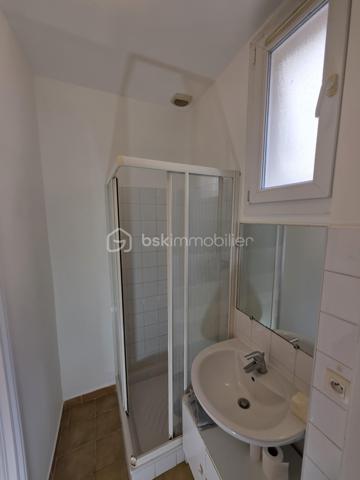 Vous recherchez un appartement au calme tout en restant à proximité immédiate de toutes les commodités ? Ce 2 pièces de 40,5 m² pourrait bien être votre prochain coup de cœur.

Situé en retrait de la rue, au sein d'une cour intérieure, ce bien offre un cadre de vie particulièrement paisible dans l'un des quartiers les plus pratiques de Nice.

L'appartement se compose d'un séjour confortable, d'une cuisine indépendante, ainsi que d'une grande chambre de plus de 14 m² offrant de belles possibilités d'aménagement. La climatisation et le double vitrage assurent un confort optimal tout au long de l'année.

Son emplacement constitue un véritable atout : gare de Riquier, tramway, commerces, écoles et centre-ville sont accessibles en quelques minutes à pied.

✅ Calme rare en centre-ville
✅ Grande chambre
✅ Climatisation
✅ Double vitrage
✅ Proximité immédiate des transports et commerces

À noter : le bien ne dispose ni de cave ni de stationnement.

Les photos 2, 5, 7 et 9 présentent des propositions d'aménagement virtuel permettant de mieux se projeter dans les espaces.

Une belle opportunité pour un premier achat, un pied-à-terre niçois ou un investissement locatif.