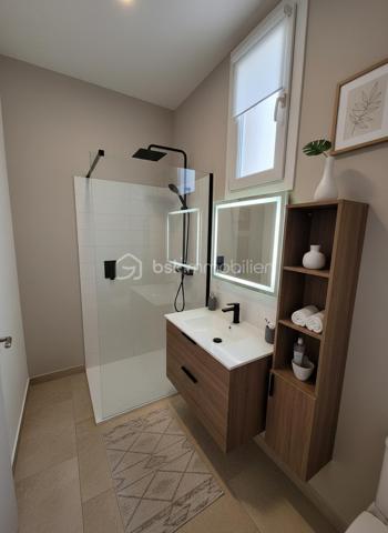 Vous recherchez un appartement au calme tout en restant à proximité immédiate de toutes les commodités ? Ce 2 pièces de 40,5 m² pourrait bien être votre prochain coup de cœur.

Situé en retrait de la rue, au sein d'une cour intérieure, ce bien offre un cadre de vie particulièrement paisible dans l'un des quartiers les plus pratiques de Nice.

L'appartement se compose d'un séjour confortable, d'une cuisine indépendante, ainsi que d'une grande chambre de plus de 14 m² offrant de belles possibilités d'aménagement. La climatisation et le double vitrage assurent un confort optimal tout au long de l'année.

Son emplacement constitue un véritable atout : gare de Riquier, tramway, commerces, écoles et centre-ville sont accessibles en quelques minutes à pied.

✅ Calme rare en centre-ville
✅ Grande chambre
✅ Climatisation
✅ Double vitrage
✅ Proximité immédiate des transports et commerces

À noter : le bien ne dispose ni de cave ni de stationnement.

Les photos 2, 5, 7 et 9 présentent des propositions d'aménagement virtuel permettant de mieux se projeter dans les espaces.

Une belle opportunité pour un premier achat, un pied-à-terre niçois ou un investissement locatif.