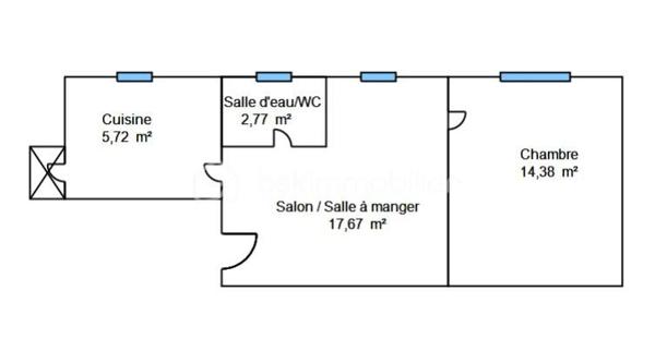Vous recherchez un appartement au calme tout en restant à proximité immédiate de toutes les commodités ? Ce 2 pièces de 40,5 m² pourrait bien être votre prochain coup de cœur.

Situé en retrait de la rue, au sein d'une cour intérieure, ce bien offre un cadre de vie particulièrement paisible dans l'un des quartiers les plus pratiques de Nice.

L'appartement se compose d'un séjour confortable, d'une cuisine indépendante, ainsi que d'une grande chambre de plus de 14 m² offrant de belles possibilités d'aménagement. La climatisation et le double vitrage assurent un confort optimal tout au long de l'année.

Son emplacement constitue un véritable atout : gare de Riquier, tramway, commerces, écoles et centre-ville sont accessibles en quelques minutes à pied.

✅ Calme rare en centre-ville
✅ Grande chambre
✅ Climatisation
✅ Double vitrage
✅ Proximité immédiate des transports et commerces

À noter : le bien ne dispose ni de cave ni de stationnement.

Les photos 2, 5, 7 et 9 présentent des propositions d'aménagement virtuel permettant de mieux se projeter dans les espaces.

Une belle opportunité pour un premier achat, un pied-à-terre niçois ou un investissement locatif.