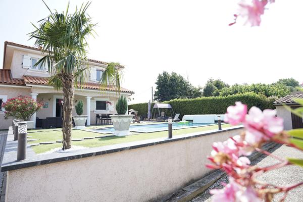 Maison contemporaine bénéficiant d'une piscine chauffée et d'un grand garage adjacent