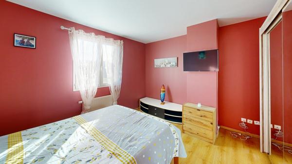 Maison contemporaine bénéficiant d'une piscine chauffée et d'un grand garage adjacent