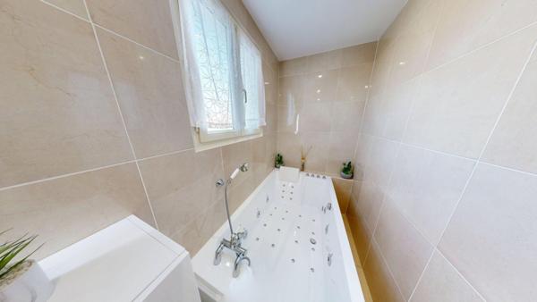 Maison contemporaine bénéficiant d'une piscine chauffée et d'un grand garage adjacent