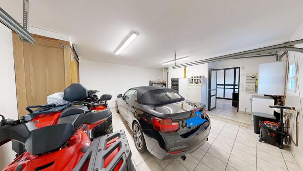 Maison contemporaine bénéficiant d'une piscine chauffée et d'un grand garage adjacent