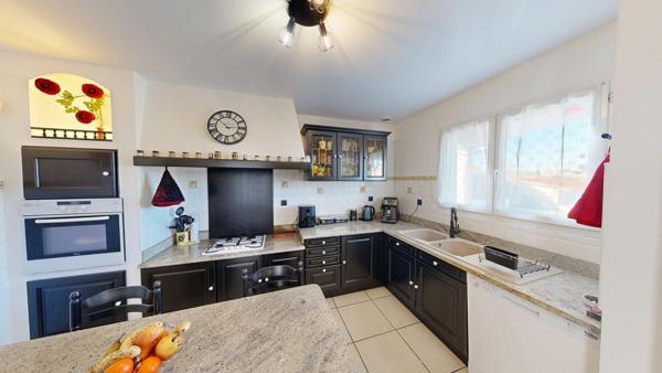 Maison contemporaine bénéficiant d'une piscine chauffée et d'un grand garage adjacent