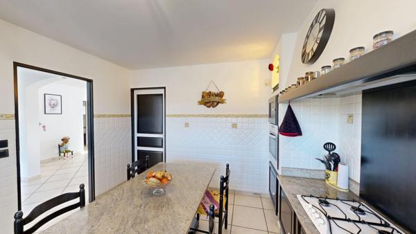 Maison contemporaine bénéficiant d'une piscine chauffée et d'un grand garage adjacent