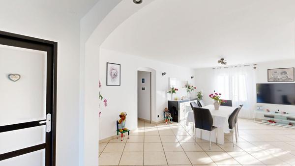 Maison contemporaine bénéficiant d'une piscine chauffée et d'un grand garage adjacent