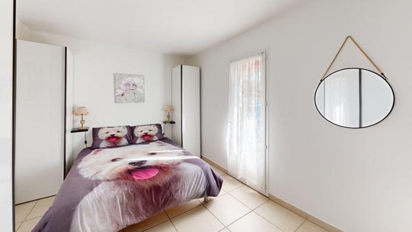 Maison contemporaine bénéficiant d'une piscine chauffée et d'un grand garage adjacent