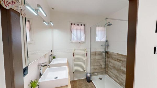 Maison contemporaine bénéficiant d'une piscine chauffée et d'un grand garage adjacent