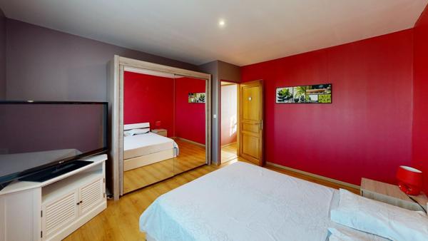 Maison contemporaine bénéficiant d'une piscine chauffée et d'un grand garage adjacent