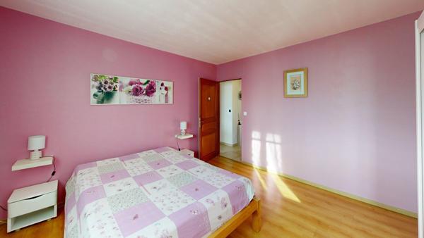 Maison contemporaine bénéficiant d'une piscine chauffée et d'un grand garage adjacent