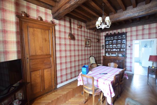 Propriete en pierres de 252 m2, avec dépendances, à COUCHES avec 1186 m2 de terrain.