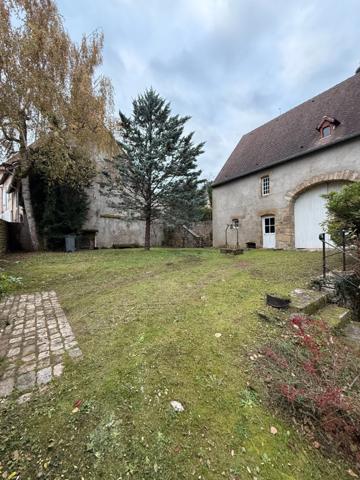 Propriete en pierres de 252 m2, avec dépendances, à COUCHES avec 1186 m2 de terrain.