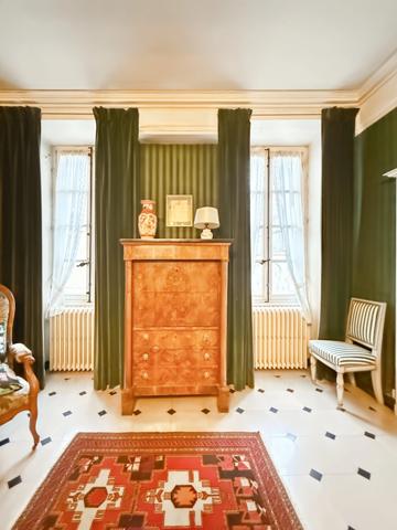 Propriete en pierres de 252 m2, avec dépendances, à COUCHES avec 1186 m2 de terrain.