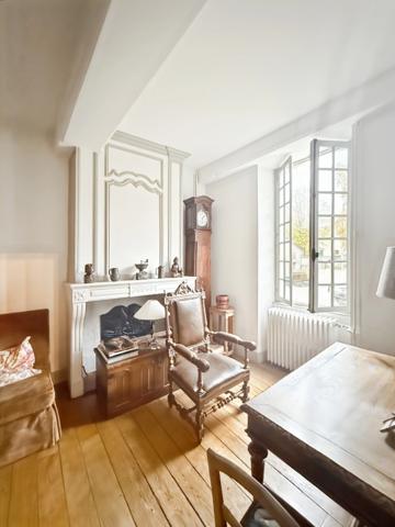 Propriete en pierres de 252 m2, avec dépendances, à COUCHES avec 1186 m2 de terrain.