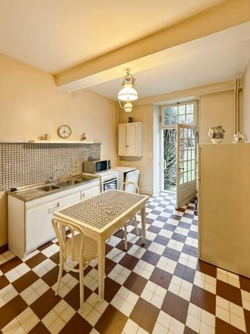 Propriete en pierres de 252 m2, avec dépendances, à COUCHES avec 1186 m2 de terrain.