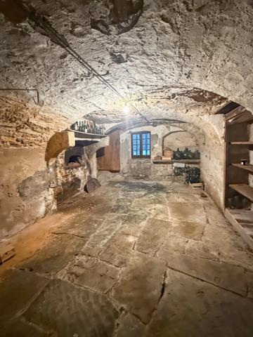 Propriete en pierres de 252 m2, avec dépendances, à COUCHES avec 1186 m2 de terrain.