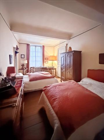 Propriete en pierres de 252 m2, avec dépendances, à COUCHES avec 1186 m2 de terrain.