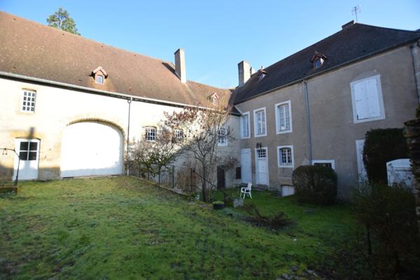 Propriete en pierres de 252 m2, avec dépendances, à COUCHES avec 1186 m2 de terrain.