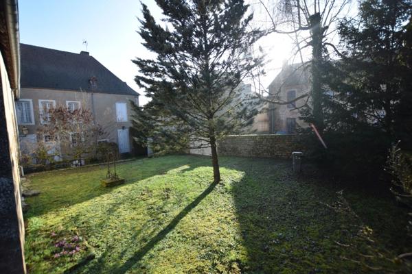 Propriete en pierres de 252 m2, avec dépendances, à COUCHES avec 1186 m2 de terrain.
