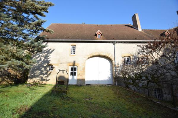 Propriete en pierres de 252 m2, avec dépendances, à COUCHES avec 1186 m2 de terrain.
